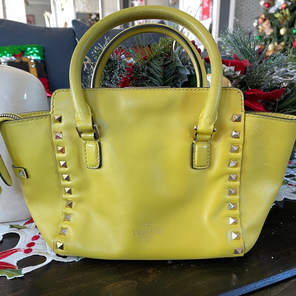❣️Rockstud Rigid Mini Yellow Valentino❣️